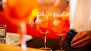 How to make the perfect warm weather cocktail, an Aperol Spritz