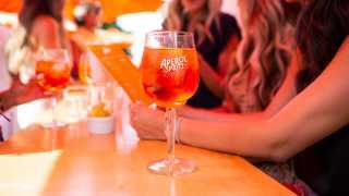 How to make the perfect warm weather cocktail, an Aperol Spritz