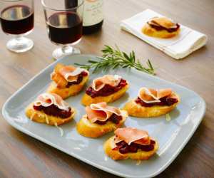 Fall-themed Italian appetizers to spice up your next dinner party | Prosciutto di Parma Cranberry Crostini