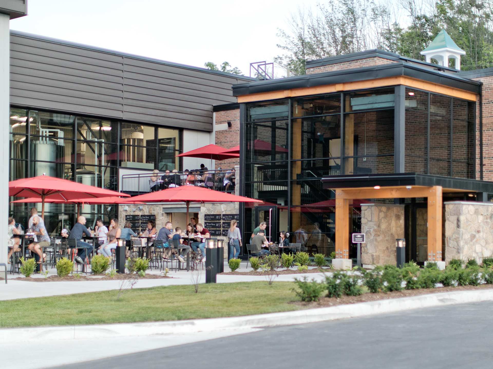 Niagara Benchlands | The patio at Bench Brewing Company