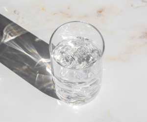 Sparkling water | Water glass with ice