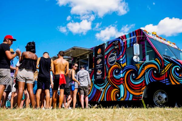 Toronto food trucks | People line up at The Food Dudes truck